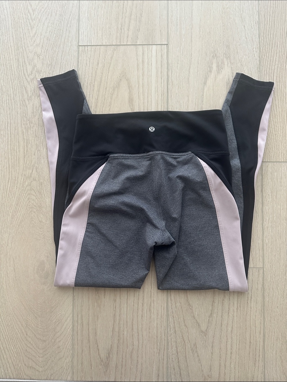Lululemon Get Going Train Tight *28"
Heathered Black / Black / Smoky Blush